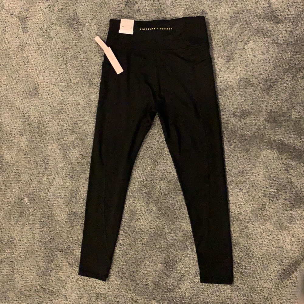 Victoria Secret Incredible Essential Legging NWT